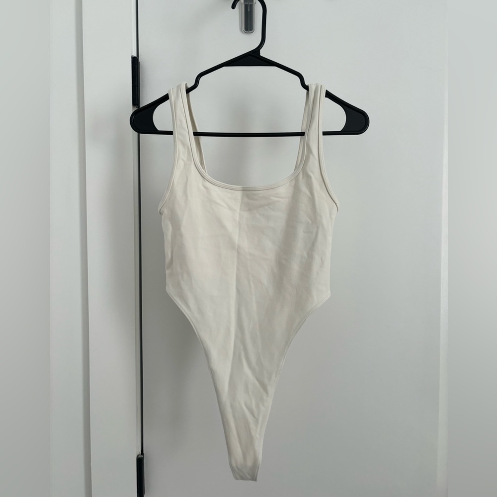 alo yoga airbrush hot shot bodysuit - white